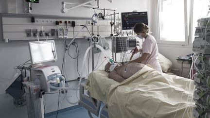 Une unité de soins intensifs Covid-19 à l'hôpital AP-HP Louis-Mourier à Colombes&nbsp;(Hauts-de-Seine), le 9 novembre 2020. (ALAIN JOCARD / AFP)