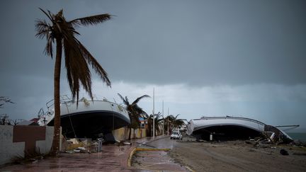 Deux bateaux sont couchés sur la route qui mène à Marigot à Saint-Martin, le 9 septembre 2017. (MARTIN BUREAU / AFP)