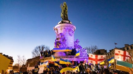 Des manifestants opposés à l'invasion russe en Ukraine, à Paris, le 24 février 2022. (JULIEN HELAINE / HANS LUCAS / AFP)