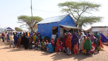 Des réfugiés attendent de la nourriture au camp Kabasa, le 8 mars 2018, en Somalie. (GIOIA FORSTER / DPA / AFP)