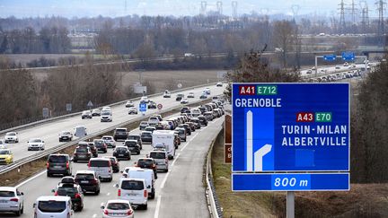 La route vers les stations de ski risque est régulièrement encombrée en période de vacances scolaires (photo d'illustration). (JEAN-PIERRE CLATOT / AFP)