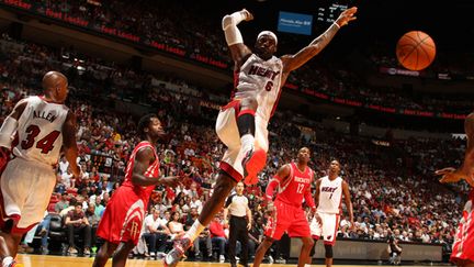 Lebron James reprend son envol avec Miami (ISSAC BALDIZON / NBAE / GETTY IMAGES)