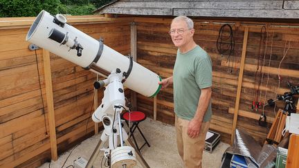 Robert Doulet, président du club d'astronomie de Trilport en Seine-et-Marne, dans l'observatoire aménagé dans son jardin. (BORIS HALLIER / RADIO FRANCE)