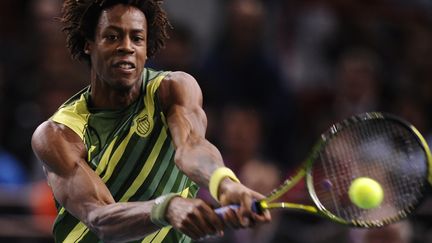 Le joueur de tennis fran&ccedil;ais Ga&euml;l Monfils face &agrave; l'Espagnol Feliciano Lopez au tournoi Paris-Bercy, le 9 novembre 2011.&nbsp; (MIGUEL MEDINA / AFP)