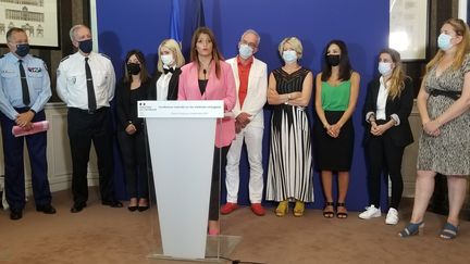 La ministre déléguée auprès du ministre de l'Intérieur Marlène Schiappa entourée des responsables de police et de gendarmerie et des victimes et familles de victimes, le 6 septembre&nbsp;2021.&nbsp; (CLÉMENTINE VERGNAUD / FRANCE INFO)