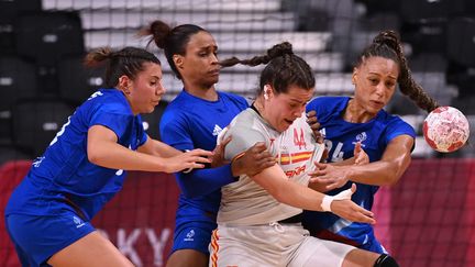 Les Françaises ont flanché face à l'Espagne lors de leur deuxième match de phase de groupes à Tokyo, le 27 juillet 2021. (MARTIN BERNETTI / AFP)