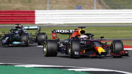 Max Verstappen a pris le meilleur sur Lewis Hamilton dès le départ du sprint à Silverstone. (ADRIAN DENNIS / AFP)