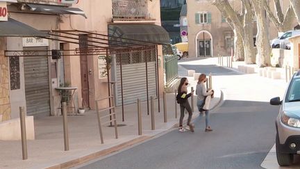 C'est l'une des communes où l'on se vaccine le plus moins en France.&nbsp;À&nbsp;Barjols, village typique provençal du Var, 62 % des habitants sont protégés du&nbsp;Covid-19, contre 78 % au niveau national. (FRANCE 2)