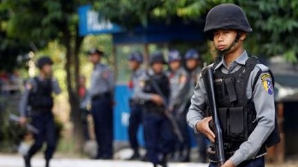 Policiers birmans à l'aéroport de Sittwe (Etat de Rakhine) le 2 décembre 2016. (REUTERS - Soe Zeya Tun)