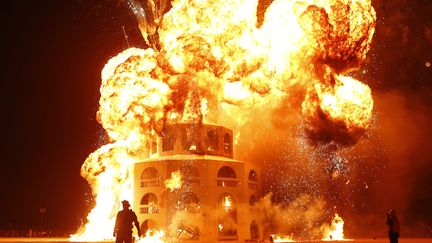 Destruction du b&ucirc;cher du g&eacute;ant &agrave; la cl&ocirc;ture du festival "Burning Man" dans le d&eacute;sert du Nevada, le 1er septembre 2012. (JIM URQUHART / REUTERS)