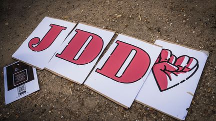 Une pancarte lors d'une manifestation pour soutenir la rédaction du JDD, le 19 juillet 2023, à Paris. (XOSE BOUZAS / HANS LUCAS / AFP)