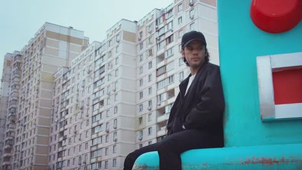 Orelsan dans le clip de "Tout va bien".
 (Clip signé Greg &amp; Lio)