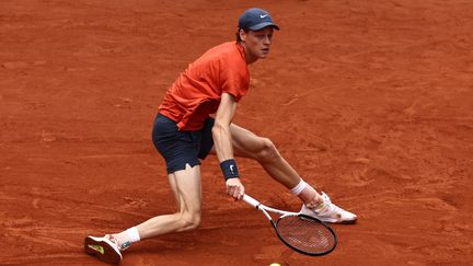Jannik Sinner lors de son premier tour à Roland-Garros contre Christopher Eubanks, le 27 mai 2024. (ANNE-CHRISTINE POUJOULAT / AFP)