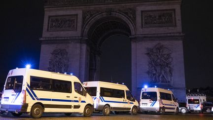 Des véhicules de police sur la place de l'Etoile à Paris, le 29 décembe 2018. (VALENTINE ZELER / HANS LUCAS / AFP)