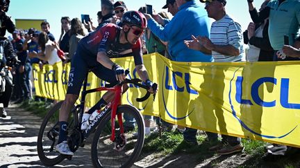 Dylan Van Baarle (Ineos Grenadiers) lors de Paris-Roubaix le 17 avril 2022. (JASPER JACOBS / BELGA MAG)