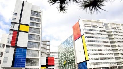 La façade de l'Hôtel de ville de La Haye aux couleurs de Mondrian, le 3 février 2017.
 (Jerry Lampen/EPA/MaxPPP)