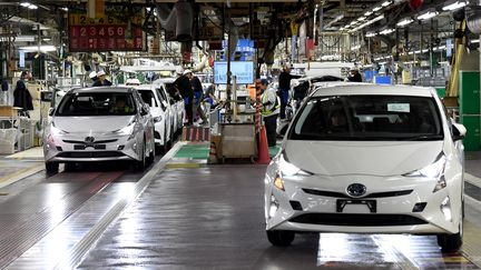 Des voitures Toyota Prius dans une chaîne de montage située au Japon, le 8 décembre 2017.&nbsp; (TOSHIFUMI KITAMURA / AFP)