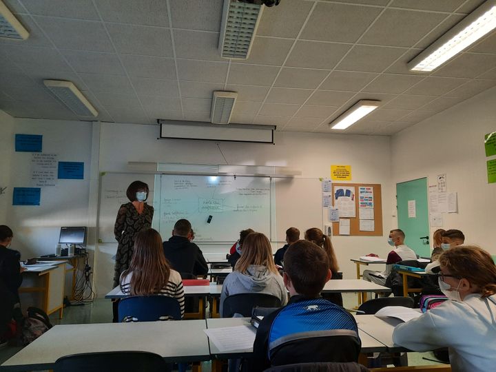 Emmanuelle Colson-François devant sa classe de troisième pendant le temps d'échange.&nbsp; (NOEMIE BONNIN / RADIO FRANCE)