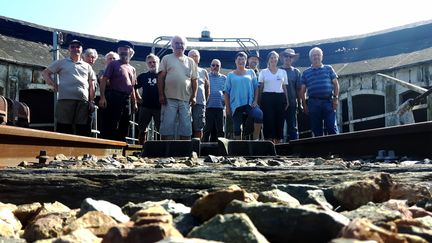 Les bénévoles de la rotonde ferroviaire de Montabon (Sarthe). (SÉBASTIEN BAER / RADIO FRANCE)