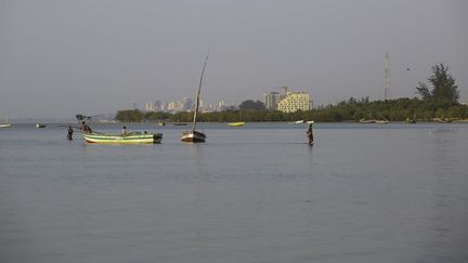 Vue générale de Maputo depuis les rives du quartier des pêcheurs, le 16 novembre 2021. (ALFREDO ZUNIGA / AFP)