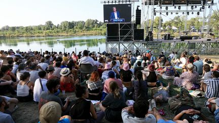 Des spectateurs installés devant le discours de Jean-Luc Mélenchon aux universités d'été de La France Insoumise, à Châteauneuf-sur-Isère le 23 août. Illustration. (EMMANUEL DUNAND / AFP)