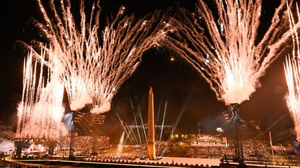 La place de la Concorde s'illumine d'un feu d'artifice à l'issue de la cérémonie d'ouverture des Jeux Paralympiques. (BERTRAND GUAY / AFP)