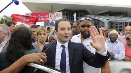 Benoît Hamon à l'aéroport Roland-Garros, sur l'île de La Réunion, samedi 1er avril 2017. (RICHARD BOUHET / AFP)