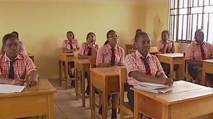 Capture d'&eacute;cran, mai 2014, une classe de jeunes filles dans une &eacute;cole d'Abuja au Nig&eacute;ria ( FRANCE 2 / FRANCETV INFO)