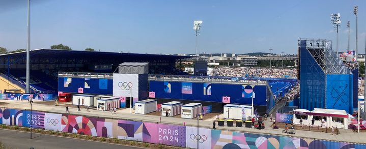 Kamel, qui habite au 3e étage d'une tour à Colombes (Hauts-de-Seine), habite un peu trop bas pour profiter pleinement du spectacle au stade Yves-du-Manoir. (FRANCEINFO / BENOIT JOURDAIN)