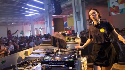 Nina Kraviz à la Sucrière pour les 15e Nuits Sonores à Lyon.
 (youcantbuybuy)