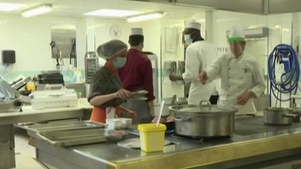 Déconfinement : retour en cuisine pour les élèves d’un lycée hôtelier pour décrocheurs (FRANCE 2)