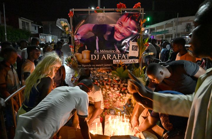 Quelques jours après sa mort, des fans allument des bougies en mémoire de DJ Arafat, décédé dans un accident de moto à Abidjan, en Côte d'Ivoire, le 12 août 2019.&nbsp; (ISSOUF SANOGO / AFP)