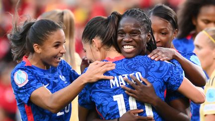 Les Bleues célèbrent leur but face à la Belgique lors d'un match de poules de l'Euro 2022, le 14 juillet 2022, à&nbsp;Rotherham (Angleterre). (FRANCK FIFE / AFP)