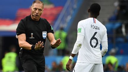 L'arbitre Nestor Pitana s'adresse à Paul Pogba, le 6 juillet 2018, lors du match Uruguay-France, à Nijni-Novgorod (Russie). (FRANCK FIFE / AFP)