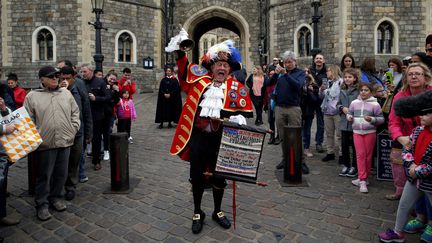 Tony Appleton, le "crieur", annonce la naissance du fils de Meghan Markle et du prince Harry, le 6 mai 2019 à Windsor (Royaume-Uni). (ADRIAN DENNIS / AFP)