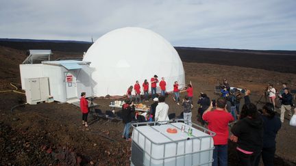 Le 13 juin 2015, à Hawaï, devant le dôme où vont vivre le Français Cyprien Verseux et cinq autres scientifiques pendant un an. (RYAN OGLIORE/ AP / SIPA)