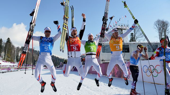 L'&eacute;quipe de France de ski de fond c&eacute;l&egrave;bre sa m&eacute;daille de bronze, le 16 f&eacute;vrier 2014 &agrave; Sotchi.&nbsp; (ALBERTO PIZZOLI / AFP)