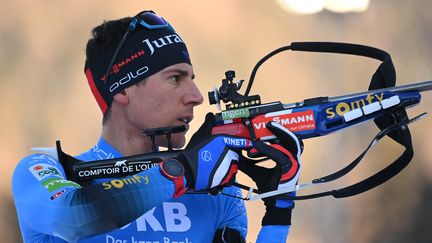 Quentin Fillon Maillet lors du relais 4x7,5km, le samedi 15 janvier 2022 à Ruhpolding. (CHRISTOF STACHE / AFP)