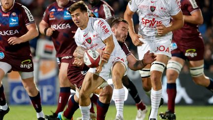 Louis Carbonel au duel avec Louis Picamoles lors du match entre l'Union Bordeaux-Bègles et le Rugby Club Toulonnais lors de la 24e journée de Top 14, dimanche 1er mai 2022. (ROMAIN PERROCHEAU / AFP)