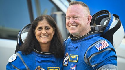 Astronauci NASA Butch Wilmore i Sonny Williams w Kennedy Space Center (USA), 5 czerwca 2024 r. (MIGUEL J. RODRIGUEZ CARRILLO / AFP)