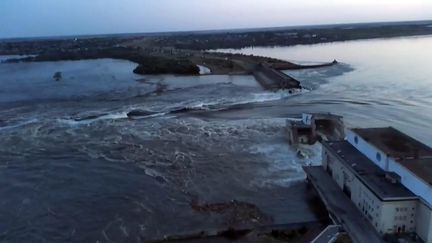 La brèche dans le barrage de Kakhovka, en Ukraine, le 6 juin 2023 (UKRHYDROENERGO / MAXPPP)