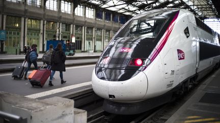 Des passagers à&nbsp;la gare de Lyon, à Paris, le 2 avril 2018. (YOAN VALAT / EPA)