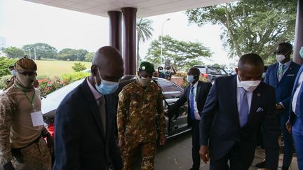 Le chef de la junte malienne, le colonel Assimi Goïta, arrive au sommet de la Cédéao le 15 septembre 2020 à Peduase, au Ghana. (NIPAH DENNIS / AFP)