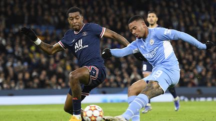 Le Brésilien Gabriel Jesus, ici contre Presnel Kimpembe, a inscrit le deuxième but de Manchester City contre le PSG, le 24 novembre 2021. (OLI SCARFF / AFP)