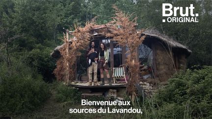 Jonathan et Caroline vivent dans une cabane en pleine nature. À travers le mouvement "Désobéissance fertile", ils prônent ce mode de vie simple et respectueux de l'environnement.