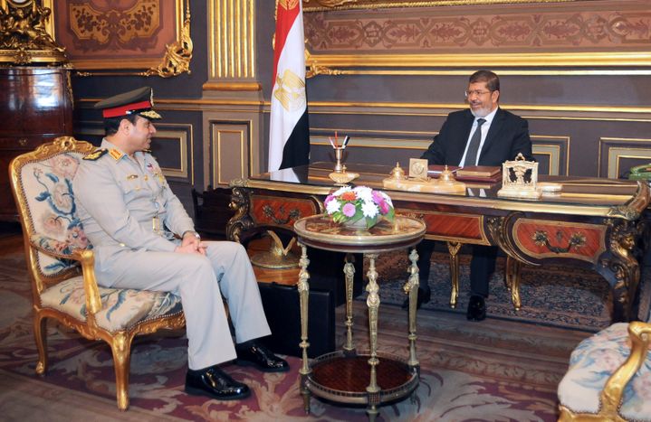 Le 1er septembre 2012, le président Mohamed Morsi à son bureau reçoit son ministre de la Défense, Abdel Fattah al-Sissi. Ce dernier le jettera en prison en juillet 2013. (- / EGYPTIAN PRESIDENCY)