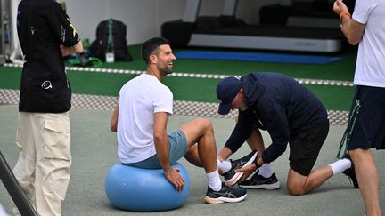 Novak Djokovic à l'entraînement sur les courts d'entraînement à Wimbledon, le 11 juillet 2024. (ANDREJ ISAKOVIC / AFP)