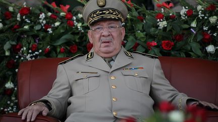 Le chef d'état-major de l'armée algérienne, Gaïd Salah, lors d'une cérémonie de remise de diplôme à l'académie militaire de Cherchel, à 180 km à l'ouest d'Alger, le 27 juin 2013. (MOHAMED BASHER ZAMRY / ANADOLU AGENCY)