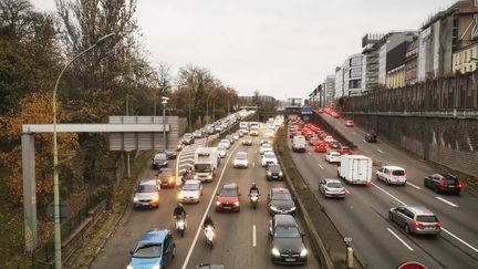 Le périphérique parisien, concerné par des dépassements significatifs de certaines normes de pollution de l'air, photographié le 23 novembre 2023. (ADNAN FARZAT / NURPHOTO /AFP)