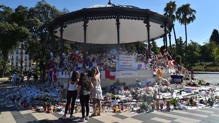  (Une semaine après l'attentat de Nice, des hommages incessants devant le mémorial installé dans un parc de la ville © SIPA/LIONEL URMAN)